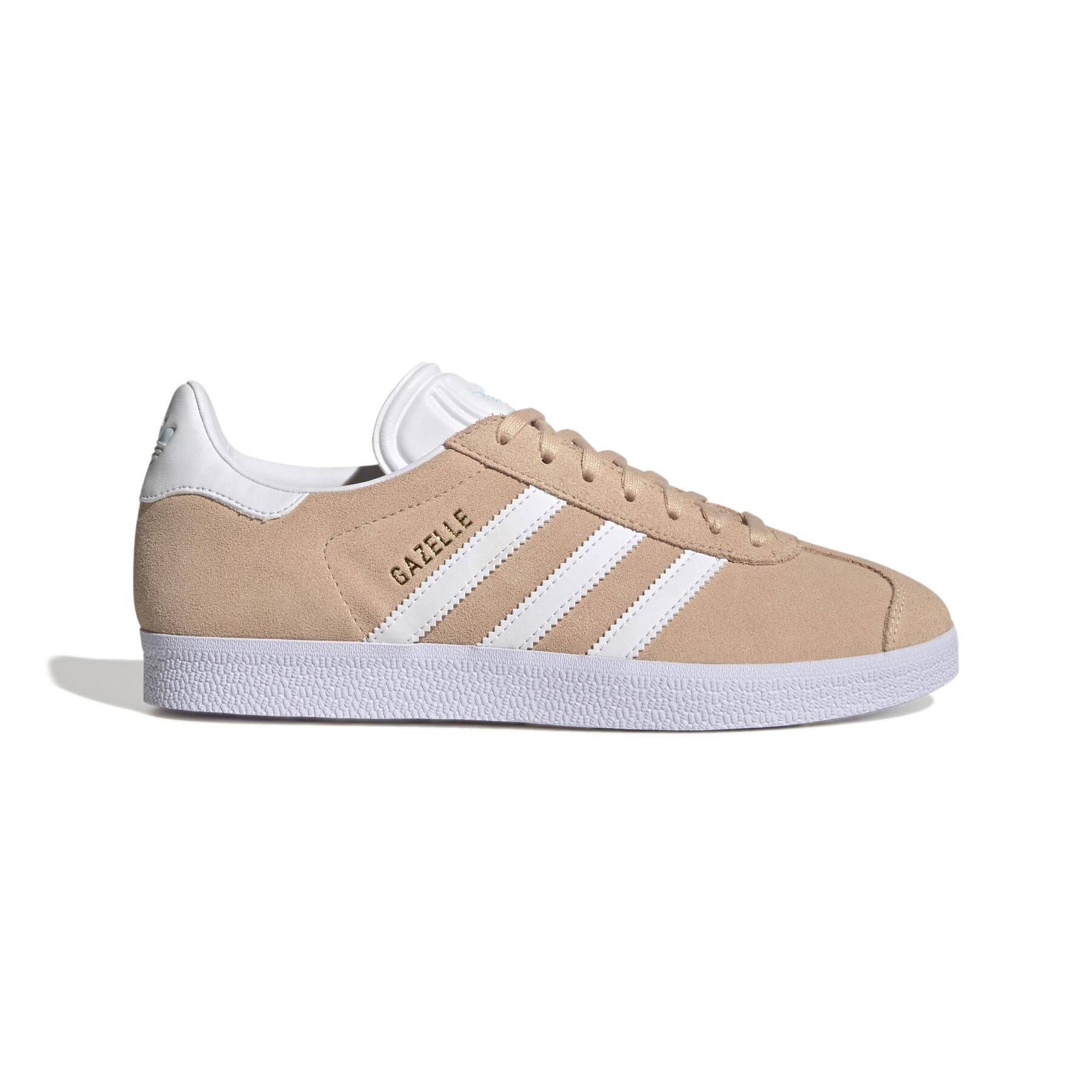 https://media.sneakin.fr/catalog/product/cache/image/1800x/9df78eab33525d08d6e5fb8d27136e95/a/d/adidas-originals_gz1961_1_footwear_photography_side_lateral_center_view_white_000.jpg